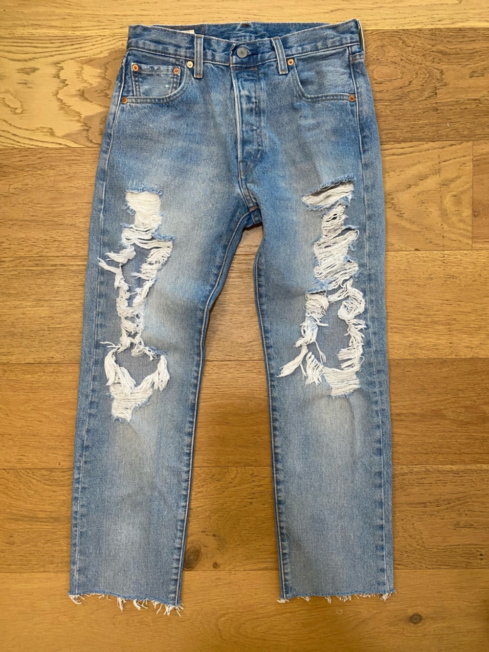 Levi’s 501 Light Blue Distressed women’s denim Jeans W29 L32 EUC